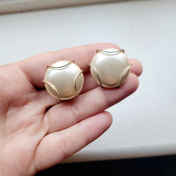Vintage Faux Pearl Classic Pearl Screwback Clipon Earrings - Picture 7 of 8